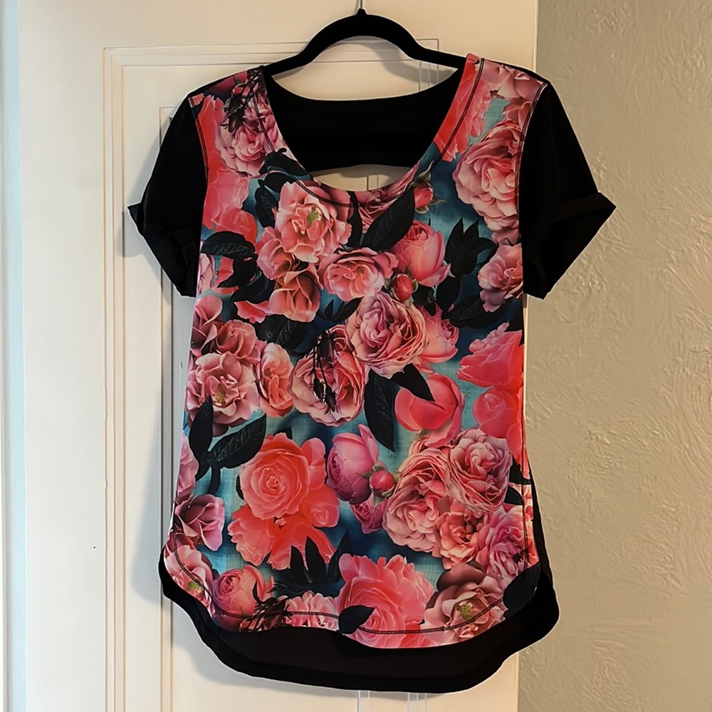 Lululemon flora cut out tee